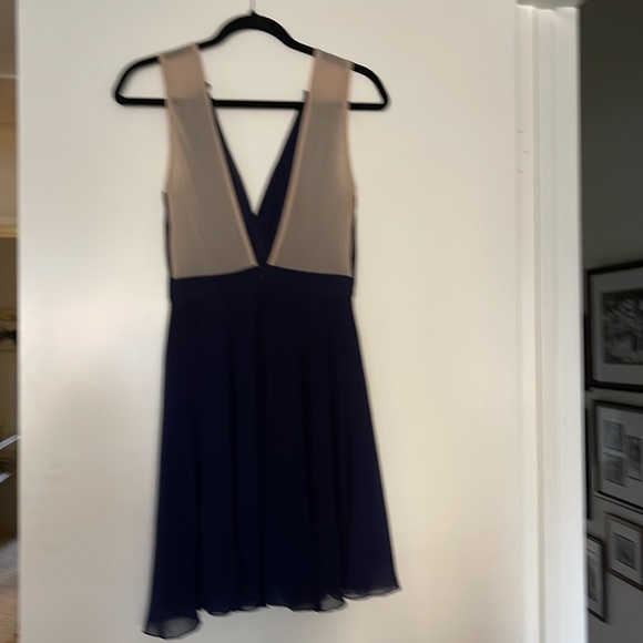 Blue lined flouncy v neck dress - Picture 5 of 8